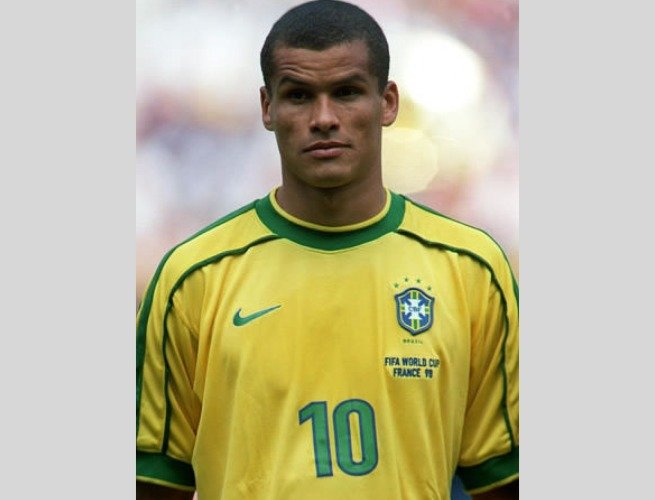 A história dos 5 jogadores de futebol brasileiros que já foram os
